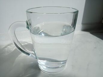 Το Alkotox πέφτει σε ένα ποτήρι νερό, εμπειρία χρήσης του προϊόντος