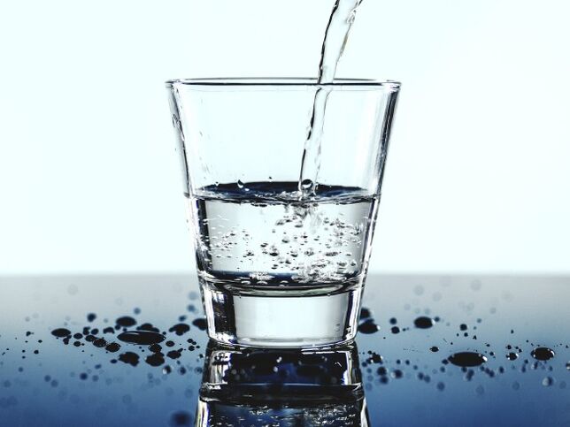 πόσιμο νερό μαζί με αλκοόλ