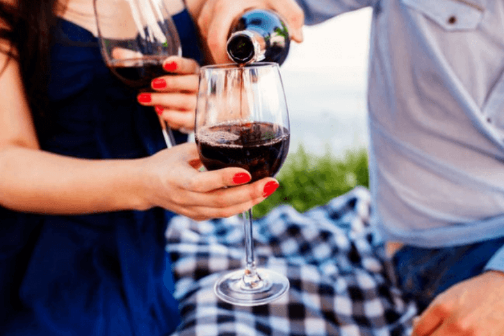 Το κρασί είναι το καλύτερο αλκοολούχο ποτό για ένα ευχάριστο βράδυ πριν το σεξ